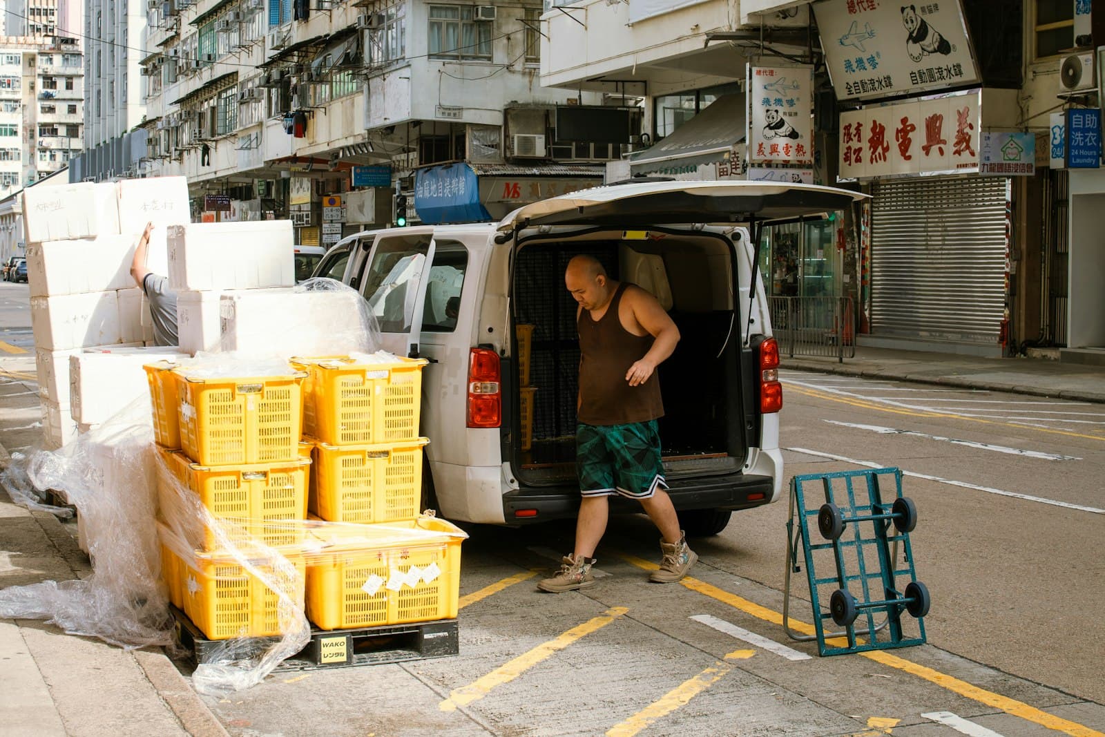 Un livreur décharge des caisses de sa camionnette